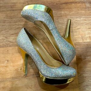 Perfect for homecoming or the holidays! Gently worn. Size runs a tad large